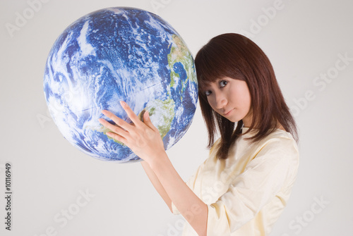 Photo: 地球儀を持つ女性 地球儀を持つ女性