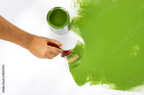 Foto: Green painting with a paint brush and paint can Green painting with a paint brush and paint can