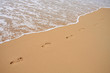 Fußspuren im Sand am Meer