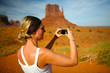 Femme prenant une photo Femme prenant une photo