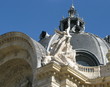 Statue de Femme ailée, toit du Petit Palais, Paris, France.