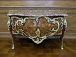 Photo: Commode en bois ancienne avec plateau de marbre. Commode en bois ancienne avec plateau de marbre.