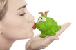 Froschkönig wird von einer blonden Prinzessin geküßt