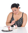 Foto: chubby girl sitting by the table with slice of cake chubby girl sitting by the table with slice of cake