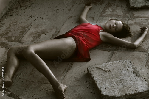 Foto: woman playing dead, lying on the stairs woman playing dead, lying on the stairs
