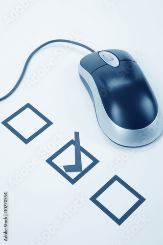 Foto: questionnaire and computer mouse, concept of online voting questionnaire and computer mouse, concept of online voting