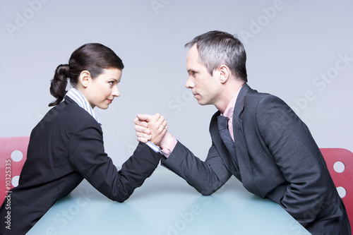 Foto: Two business people in a duel Two business people in a duel