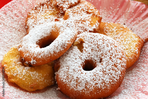 Photo: Frittelle di mele al moscato - Dolci tradizionali - Lombardia Frittelle di mele al moscato - Dolci tradizionali - Lombardia