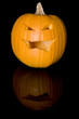 Foto: Vertical image of a Jack-o-Lantern on a reflective surface Vertical image of a Jack-o-Lantern on a reflective surface