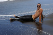 assis sur le sable