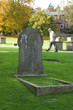 Homme âgé traversant un cimetière, perdu dans ses pensées. Homme âgé traversant un cimetière, perdu dans ses pensées.