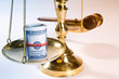 Foto: Wooden justice gavel and block with brass Wooden justice gavel and block with brass