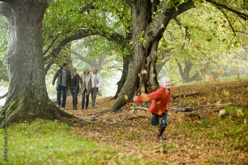 Photo: Deutschland, Schwäbische Alb, Familie zusammen spazieren im Wald Deutschland, Schwäbische Alb, Familie zusammen spazieren im Wald