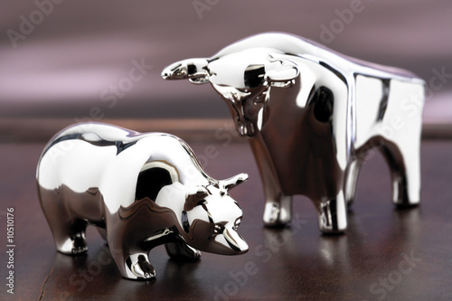 Photo: Bull and bear figurine, close-up Bull and bear figurine, close-up