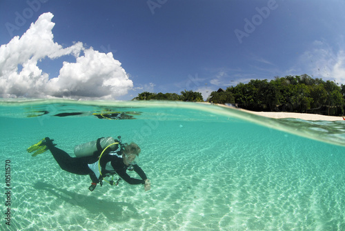 Foto: Philippines, Dalmakya Island, woman scuba diver in sea, underwater view Philippines, Dalmakya Island, woman scuba diver in sea, underwater view