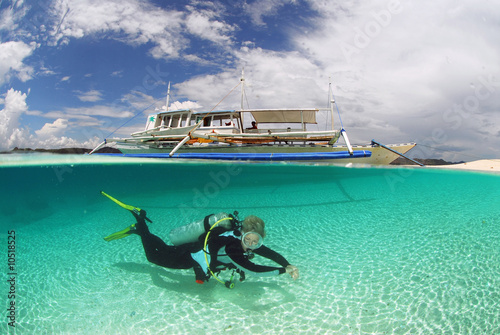 Photo: Philippines, Dalmakya Island, woman scuba diver in sea, underwater view Philippines, Dalmakya Island, woman scuba diver in sea, underwater view