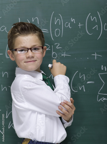 Foto: Boy (10-11) in front of blackboard, smiling, portrait Boy (10-11) in front of blackboard, smiling, portrait