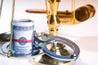 Foto: Wooden justice gavel and block with brass Wooden justice gavel and block with brass