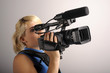 junge blonde Frau mit einer Videokamera
