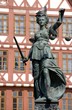 Foto: Statue of Lady Justice with a sleeping pigeon Statue of Lady Justice with a sleeping pigeon
