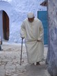 vieillard à la canne à chefchaouen