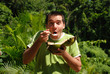 Homme mangeant une noix de coco - photo de vacances Homme mangeant une noix de coco - photo de vacances