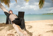 Image : Business aux Caraïbes - Homme avec son ordinateur sur un cocotie