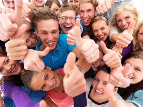 Foto: Group of successful students giving the thumbs up Group of successful students giving the thumbs up