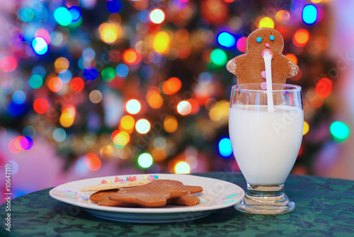 Foto: gingerbread man drinking santa claus milk gingerbread man drinking santa claus milk