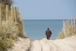 Promeneur dans les dunes