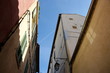Rue étroite avec ciel bleu, Marseille, France. Rue étroite avec ciel bleu, Marseille, France.