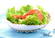 garnelen in muschelschale mit salat