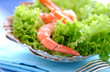 frische garnelen auf salat in einer muschel serviert