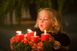 Kind mit Adventskranz zu Weihnachten