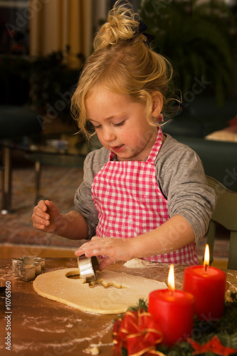 Foto: Kind zu Weihnachten im Advent beim Plätzchen backen Kind zu Weihnachten im Advent beim Plätzchen backen
