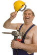 Arbeiter mit Bohrhammer und Schutzhelm