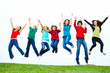 Foto: portrait of young boys and girls jumping on ground portrait of young boys and girls jumping on ground