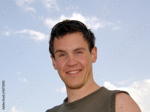Foto: Junger Mann vor blauem Himmel Junger Mann vor blauem Himmel
