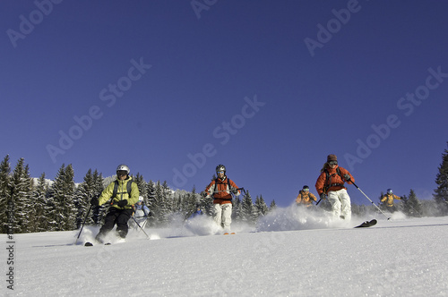Skifahrer im unberührten Tiefschnee-Hang