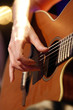 main de femme sur guitare