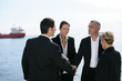 Groupe de commerciaux en rendez-vous professionnel