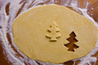 Plätzchen für Weihnachten werden gebacken