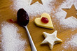 Plätzchen für Weihnachten werden gebacken