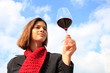 Junge Frau verkostet einen Rotwein, Barolo, Piemont, Italien