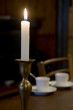 candela in una casa di montagna