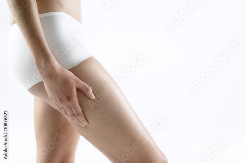 Foto: Young woman with panties, hand on her thigh, close up (studio) Young woman with panties, hand on her thigh, close up (studio)