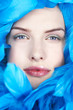 Foto: Portrait of woman wearing feather boa Portrait of woman wearing feather boa
