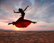 Foto: Jumping woman at sunset Jumping woman at sunset