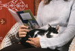 chat allongé sur sa maitresse,carnet de santé en main