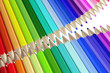 Crayons de couleurs alignés en forme de zip
